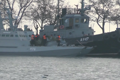 Rusové zakotvili tři zadržené ukrajinské lodě v krymském přístavu Kerč