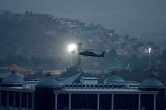 Vrtulník NATO nad Kábulem.