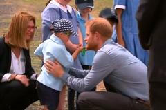 Princ Harry zaujal plnovousem. Pětiletý chlapec ho objal a nepřestával ho hladit po obličeji