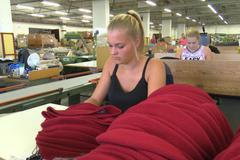 Výroba baretů, čepic a fezů ve strakonickém Tonaku