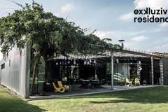 Rodinný dům na zeleném poli inspirovaný vzpomínkou na Saharu. Sledujte Exkluzivní rezidence