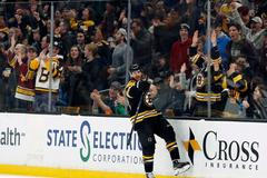 David Krejčí slaví gól po přihrávce Pastrňáka