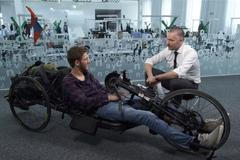 Ochrnul, ale nevzdal se. Na tomhle stroji brázdí svět. Ubližuju si, dlouho mi to nevydrží, ví Čeloud