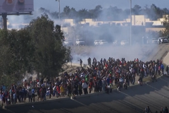 Američané zasáhli proti migrantům v Tijuaně slzným plynem