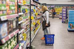 Tesco - nový formát "sousedského obchodu" - nakupování, zákazníci, zboží, pečivo, lahůdky, mražené zboží, regály, scan