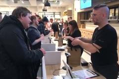 Legalizace v Kanadě přilákala davy zákazníků. Před obchody s marihuanou se tvoří dlouhé fronty