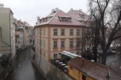 Dražený Pinkasův palác stojí na Kampě v centru Prahy