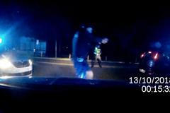 Ujíždějícího řidiče zastavily až výstřely do pneumatik