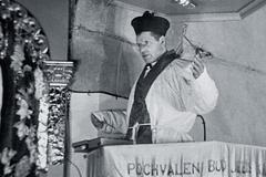 Páter Toufar na kazatelně v Číhošti