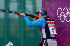 Český střelec Jakub Tomeček střílí ve skeetu kvalifikační pokus na OH 2012 v Londýně.