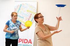 Senior cirkus - důchodci se učí cirkusovým dovednostem