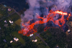 Nelítostná láva protéká havajským rájem. Erupce sopky donutila k evakuaci téměř 2000 lidí