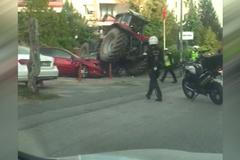 Traktorista ujížděl turecké policii ulicemi Ankary. Zastavila ho až střela do nohy