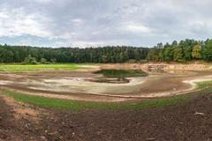 České sucho v obrazech: Vyschlá přehrada Pařížov a slunečnice spálené sluncem