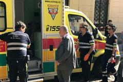 Schwarzenberg nastupuje do sanitky