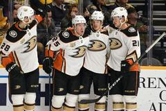 hokej, NHL 2018/2019, Ondřej Kaše (číslo 25) přijímá gratulace ke gólu