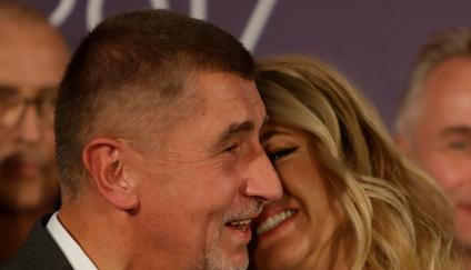 Premiér Andrej Babiš (na snímku se svou ženou Monikou) tvrdil a sliboval, že o Agrofert nevratně přijde, že na jeho řízení nebude mít vliv a nebudou mu z něj plynout žádné benefity. Odborník na obchodní právo Aleš Rozehnal však upozorňuje, že v případě benefitů je to tak, že je Babiš čerpá formou korunových dluhopisů. A to pode něj potrvá.  