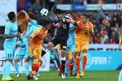 fotbal, japonská liga 2018, Šimizu - Kóbe, brankář Jujdži Rokutan vyrovnává na 3:3