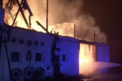 Ve východočeské obci Spojil nedaleko Pardubic hoří koňské stáje