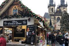 Ozdobené vafle i svařák za 40 korun. Vánoční trhy v Praze stojí za návštěvu