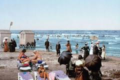 Plážové radovánky před 130 lety a dnes