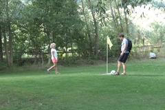 Fotbalgolf nadchl Evropany. Podívejte se, jak se hraje fotbalovým míčem na greenu