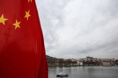 Pro a proti čínští demonstranti u Národního divadla