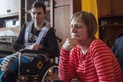 Syn po návratu z LDN začal mluvit  a hýbat se. Na potřebnou péči ale rodina nemá peníze