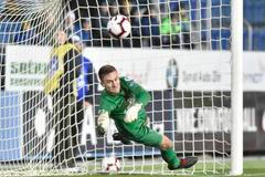 fotbal, Fortuna liga, Slovácko - Sparta, Matouš Trmal likviduje penaltu Guélora Kangy