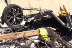 Těžká technika odstraňuje sutiny, hasiči hledají přeživší. Práce u spadlého mostu v Janově pokračují