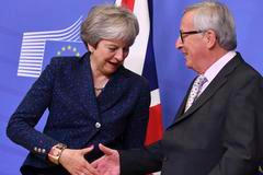 Theresa Mayová a Jean-Claude Juncker na mimořádném summitu k brexitu
