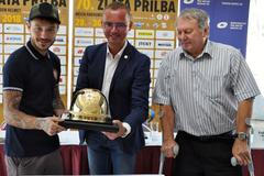 Václav Milík, Jan Šťovíček a Evžen Erban s trofejí pro vítěze Zlaté přilby 2018