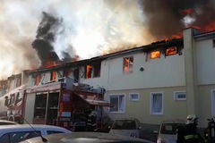 V Plzni hořela ubytovna. Hasiči bojovali s požárem