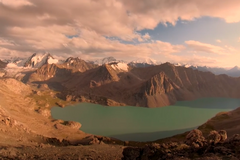 Nebeské hory Kyrgyzstánu a putující jezero. Divočinu Kyrgyzstánu si chtějí místní zachovat