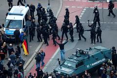 Policie zasahuje při protestním průvodu saským městem Chemnitz.