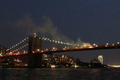 Auto začalo hořet na Brooklynském mostě. Požár byl vidět stovky metrů daleko