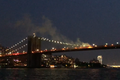 Auto začalo hořet na Brooklynském mostě. Požár byl vidět stovky metrů daleko