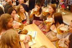 Hluboké výstřihy a výrazné líčení. Ženy se na Oktoberfest oblékají spíše jako do pornofilmu