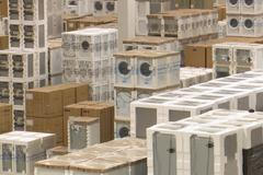 Haly plné balíků. Nahlédli jsme do skladů velkých eshopů před Vánocemi