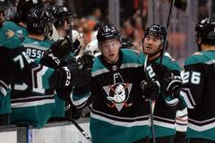 hokej, NHL 2018/2019, Anaheim - New Jersey, Ondřej Kaše přijímá gratulace spoluhráčů