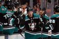 hokej, NHL 2018/2019, Anaheim - New Jersey, Ondřej Kaše přijímá gratulace spoluhráčů