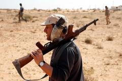 Příslušníci milice Libyjský úsvit, která ovládá Tripolis a západ Libye, hlídkují u města Syrta.