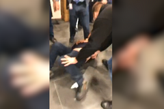 Ostraha vyvedla maďarského opozičního poslance z budovy televize násilím