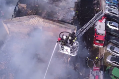 Záběry z dronu nad vyhořelou ubytovnou v Plzni