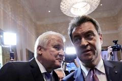 Šéf CDU Horst Seehofer a bavorský premiér Markus Söder (vpravo) po velkém volebním propadu jejich strany.