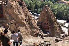 Moderní bydlení v jeskyni. Podívejte se, jak dnes žijí lidé v 800 let starém obydlí