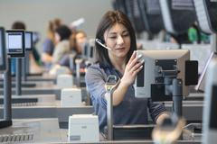 Prodejna Lidl - ilustrační foto, prodavačka, prodej, zboží, zaměstnanec, práce