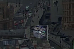 Kamera natočila náraz auta do bariéry před britským parlamentem