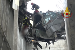 Drama u spadlého mostu. Italští hasiči vyprostili člověka z visícího vraku auta