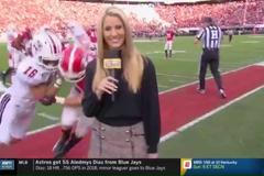 Hráči amerického fotbalu smetli reportérku